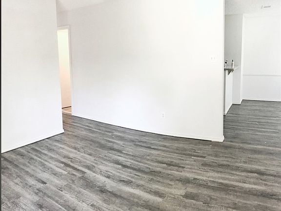 4th image of 401 Fall Cir #C