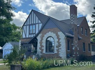 130 E Onota St, Munising, MI 49862