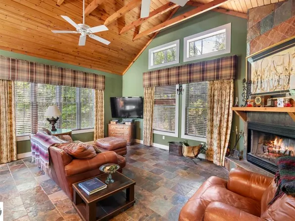 214 Newman St, Charlevoix, MI 49720