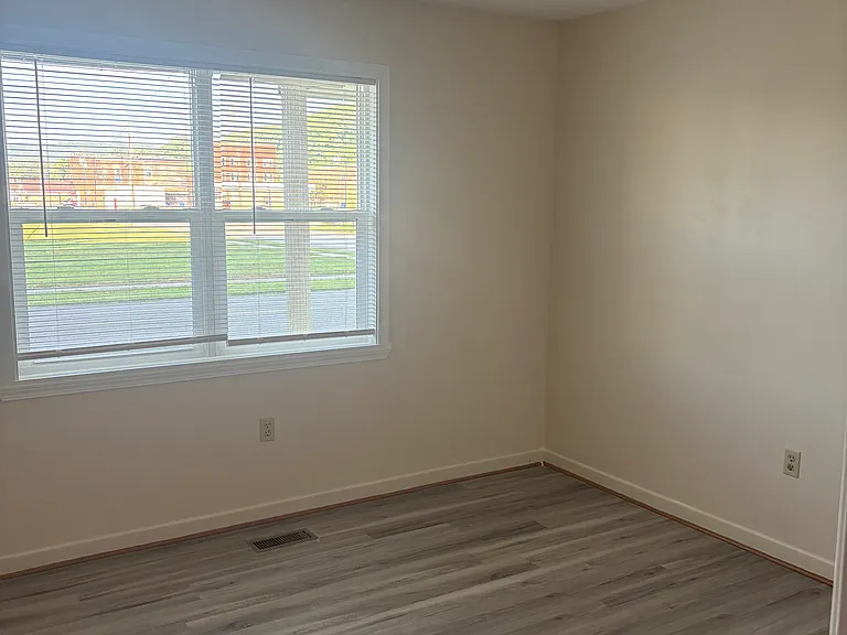 222 W Wheeler St — Photo 5