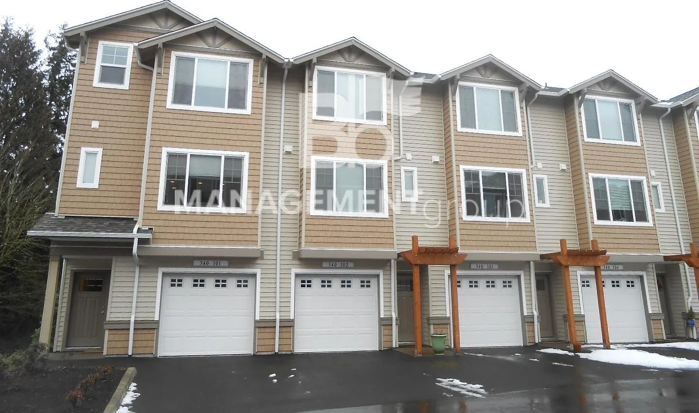 Beautiful Townhome Located In NW Portland's Timberland Community — Photo 1