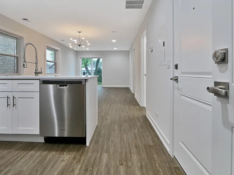4052 N Lavergne Ave #1R — Photo 3