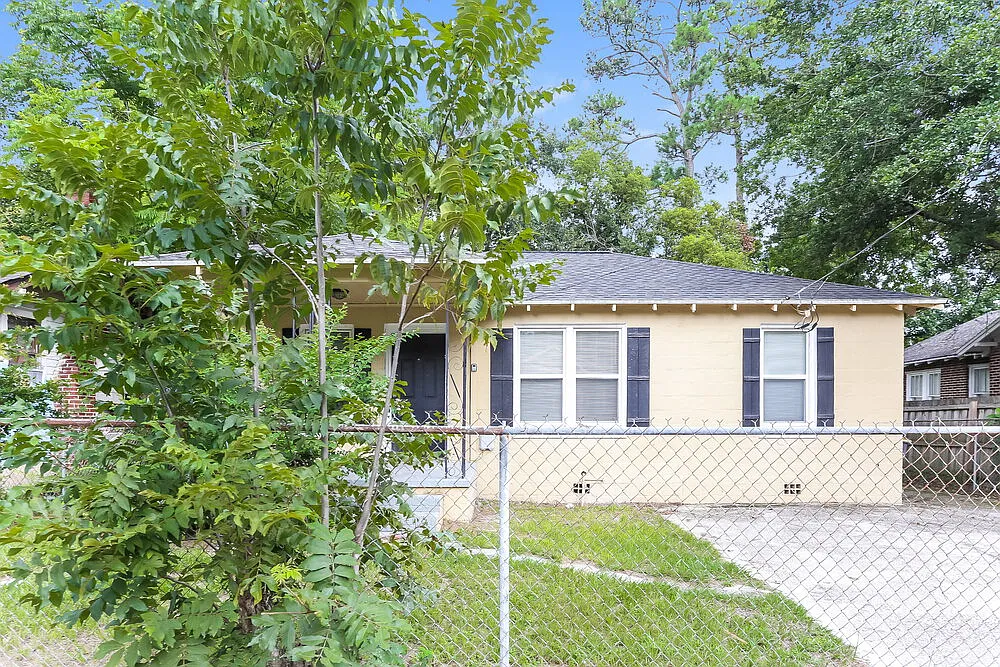3 bed, 1.0 bath, 884 sqft, $1,280 — Photo 1