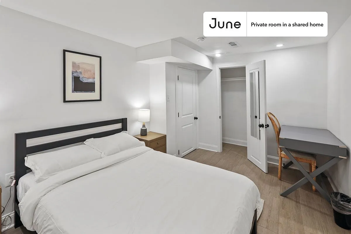 Queen bedroom in 5 bed/3.5 bath home in Upper Central NE #810 D — Photo 1