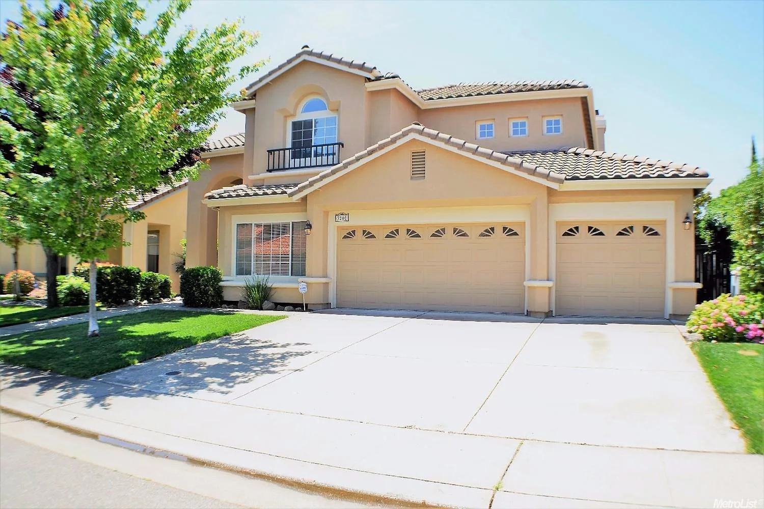 3208 Camelot Dr photo 1