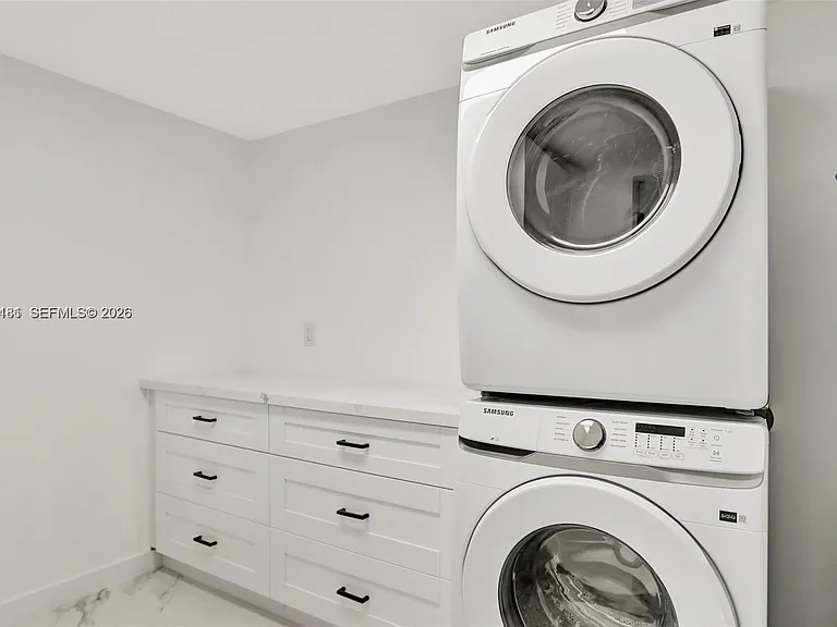 1220 NE 8th St — Photo 16