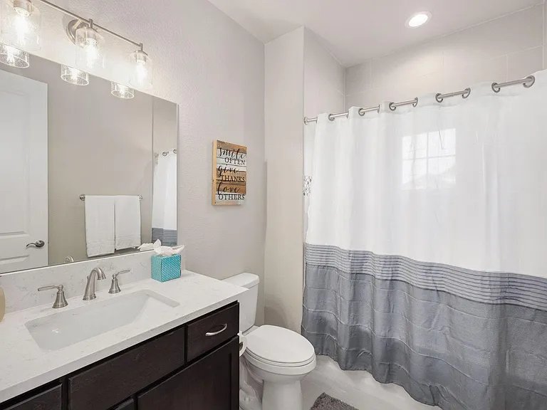 Upstairs full bathroom with shower/Tub combo