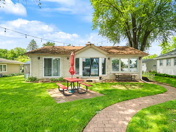 4308 N Riverdale Dr, McHenry, IL 60051