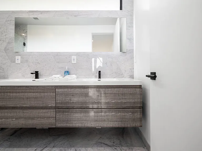 2435 S Penmar Ave — Photo 20