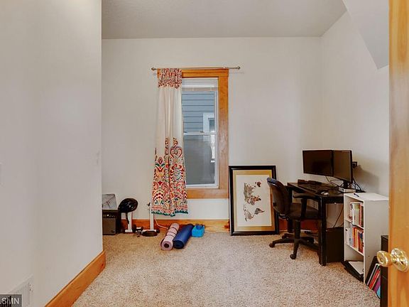 5th image of 1004 18 1/2 Ave NE