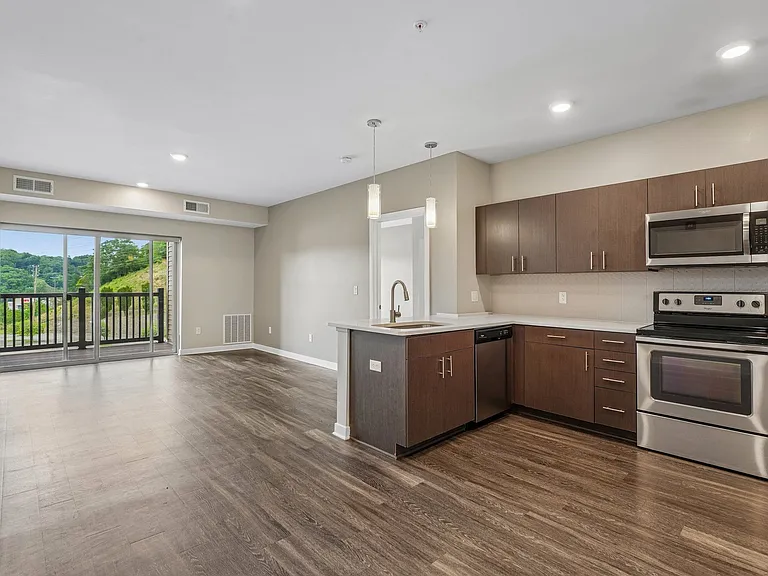 Cosmopolitan Apartments — Photo 17