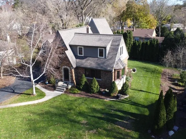 810 Brinsmere DRIVE, Elm Grove, WI 53122