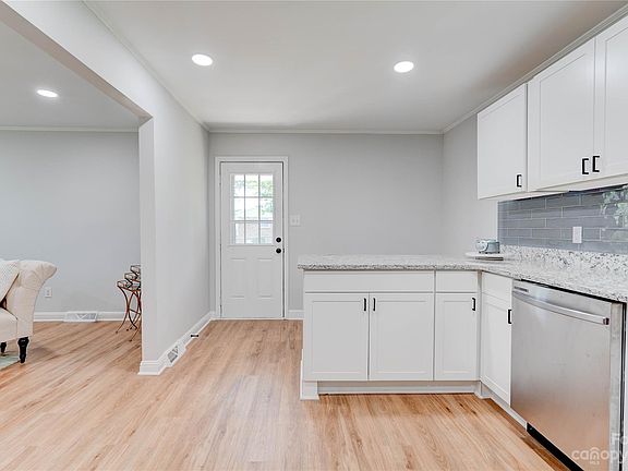 4th image of 3609 Robinson Cir