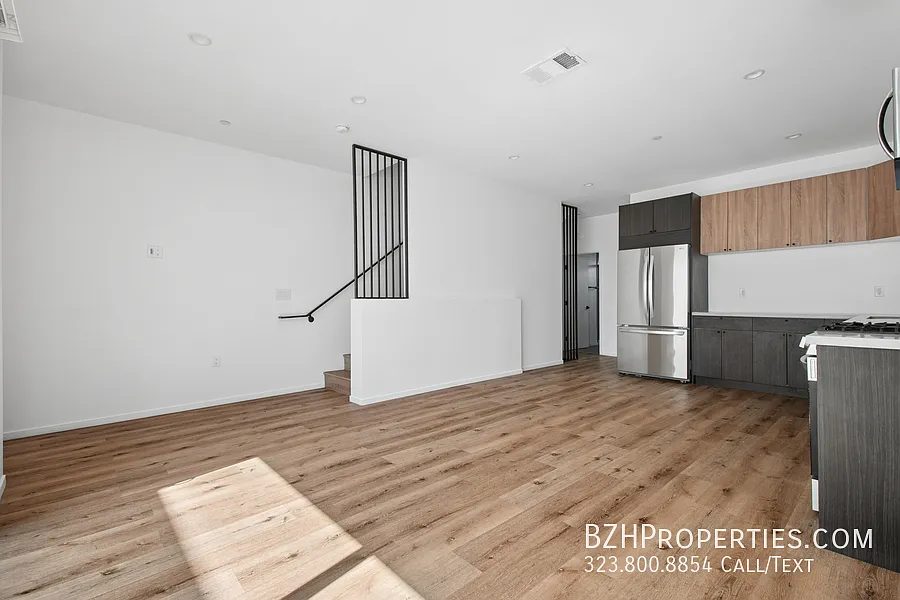 Modern 5 BED Townhome With Designer Finishes Near Larchmont — Photo 3