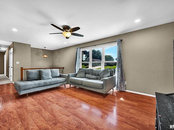3rd image of 318 Arbor Vitae Dr