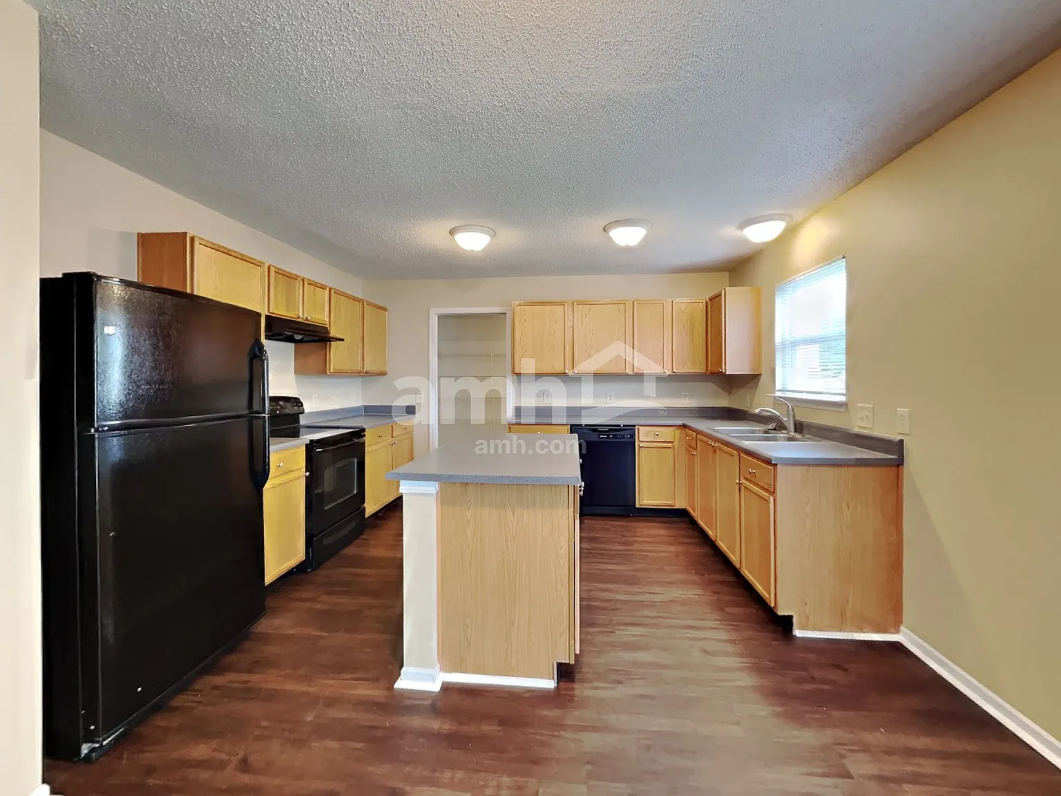 4 bed, 2.5 bath, 2340 sqft, $2,295 — Photo 3