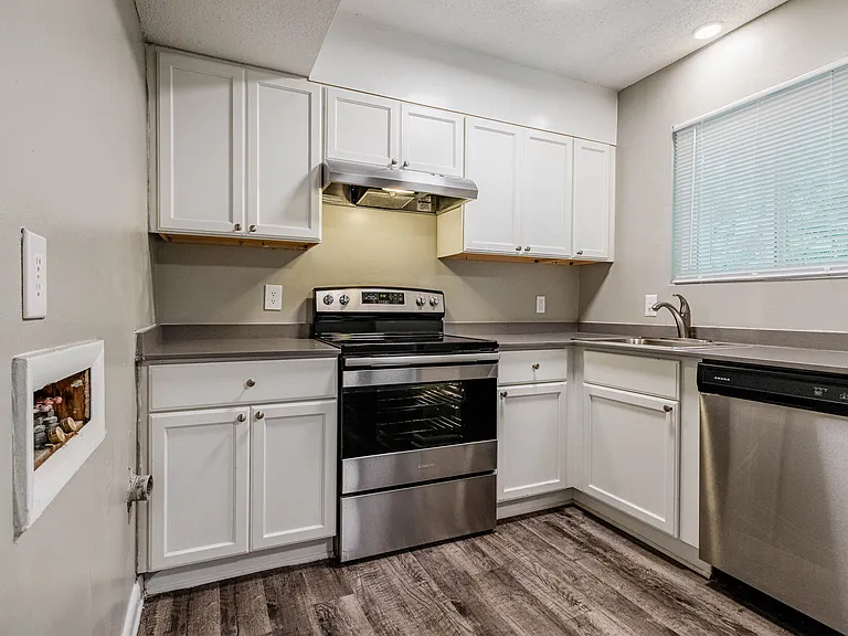 633 Chappell Dr — Photo 2