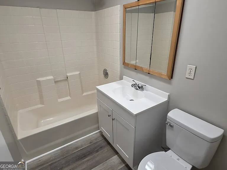 404 E Moore St — Photo 15