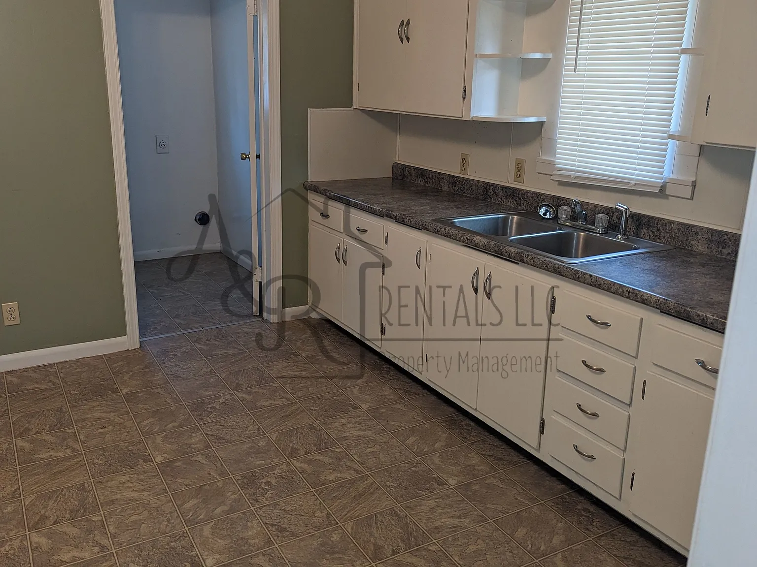 806 S Locust - Unit 1 — Photo 3