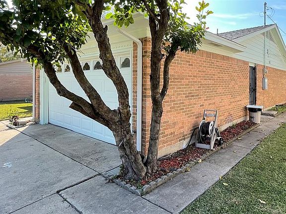 3rd image of 705 N Cottonwood Dr