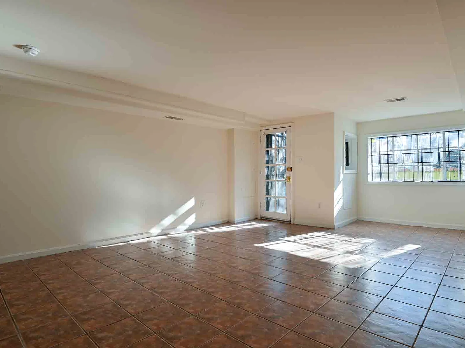 1 bed, 700 sqft, $1,800 — Photo 3