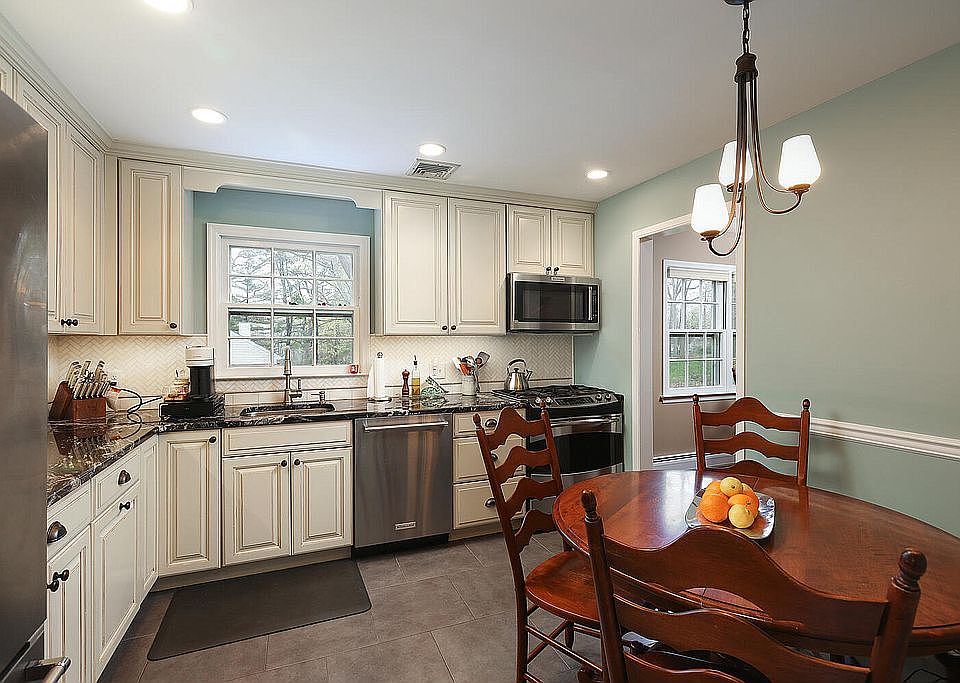 2nd image of 30 Hathaway Dr