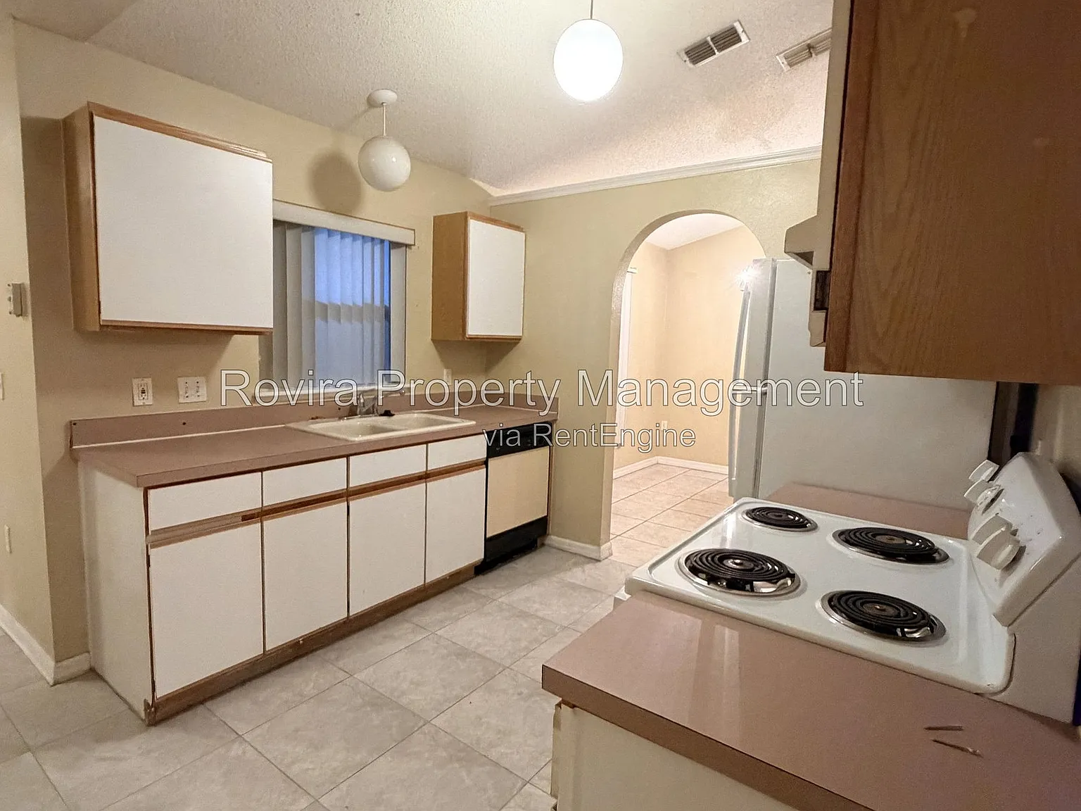 4 bed, 2.0 bath, 1823 sqft, $2,300 — Photo 3