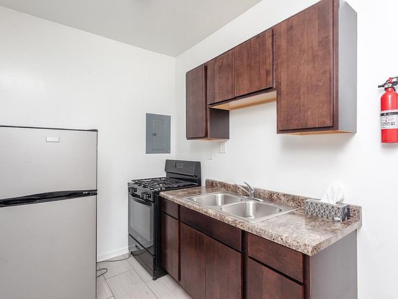 3rd image of 35 N Kedzie Ave #208