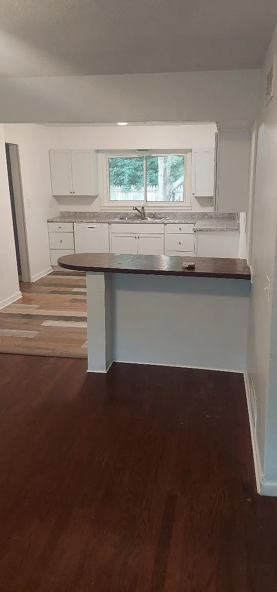 3 bed, 1.5 bath, 1690 sqft, $1,960 — Photo 2