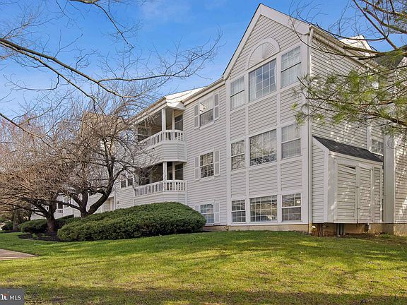 2nd image of 32 Shaftsbury Ct Unit 32
