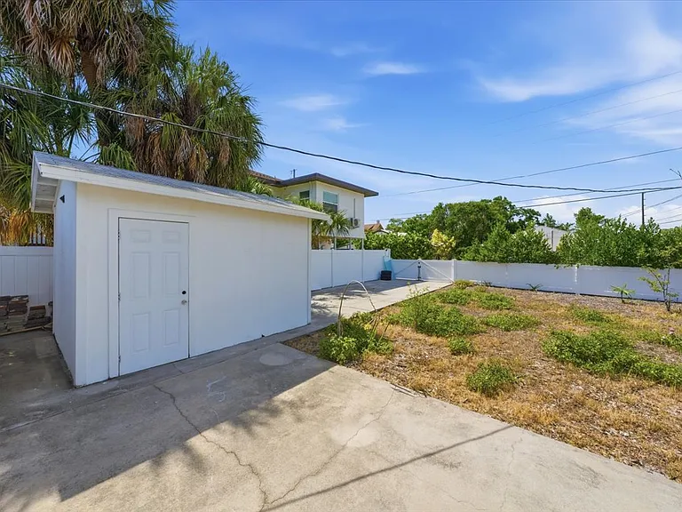 1647 Bay St SE — Photo 34