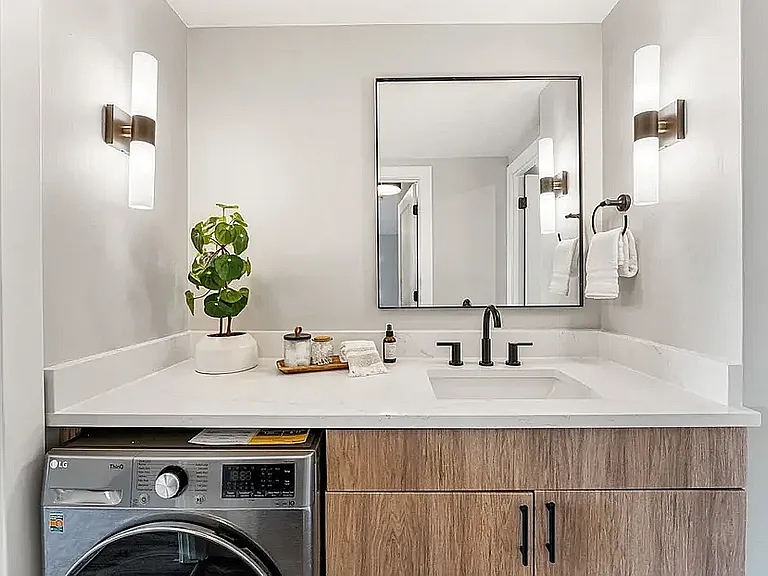 The Alpine Bathroom & Washer & Dryer