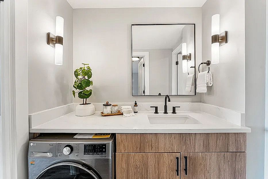 The Alpine Bathroom & Washer & Dryer