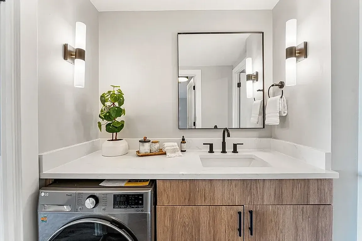 The Alpine Bathroom & Washer & Dryer