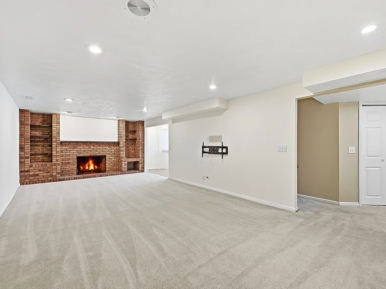 2480 Eastbourne Dr — Photo 29