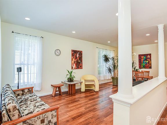 5th image of 411 Perry St