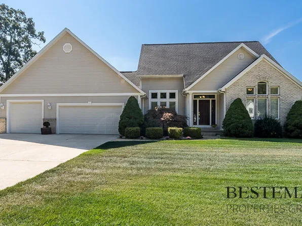 1141 N Robinhood Dr, Muskegon, MI 49445