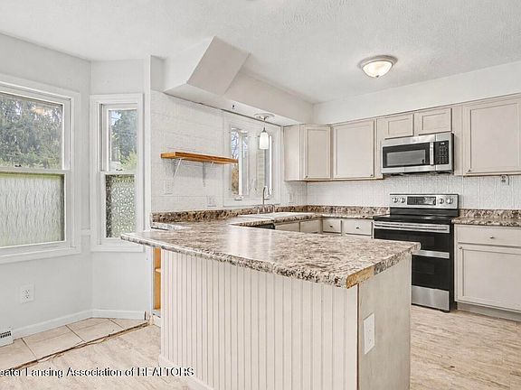 4th image of 1011 Weston St