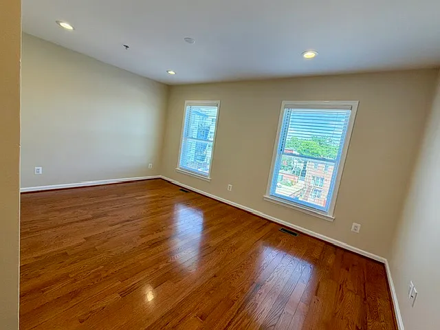 1116 K St SE — Photo 40