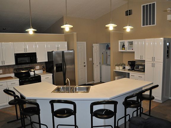 Kitchen
						:
						This efficient layout is great for the busy person and for entertaining!