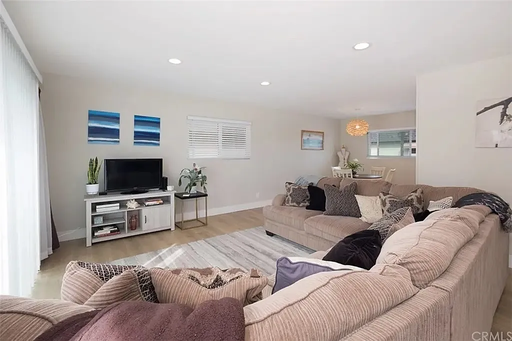 2 bed, 900 sqft, $3,300 — Photo 1