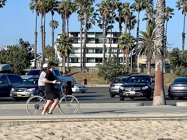 Bike or stroll along the beach and to Main Street cafes.
