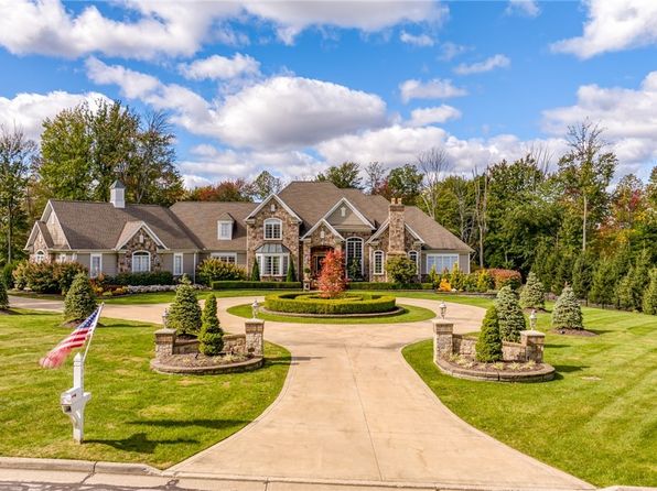 9826 Foxwood Trl, Kirtland, OH 44094