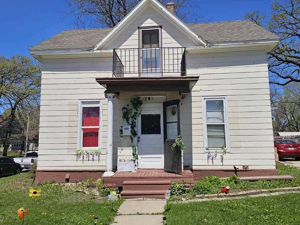 1st image of 301 4th Ave NE