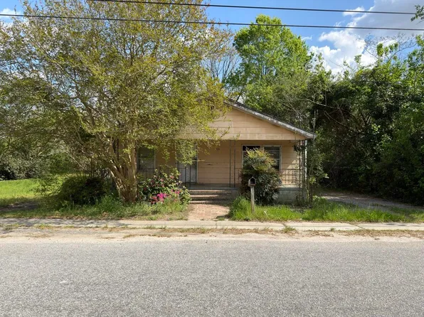 506 N Heyward St, Bishopville, SC 29010