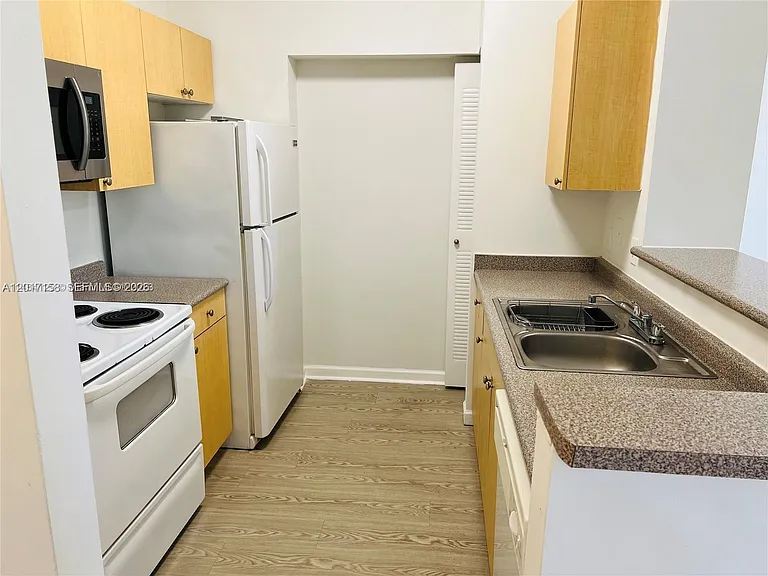 1900 Van Buren St #111B — Photo 11