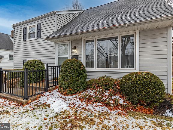 3rd image of 33 Robarts Dr