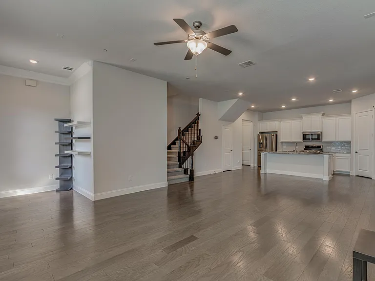 1366 Elaine Dr — Photo 2
