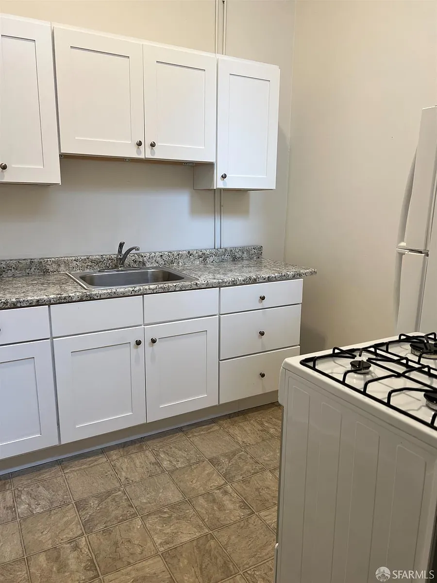 Building Photo - 1073 Bush St #11