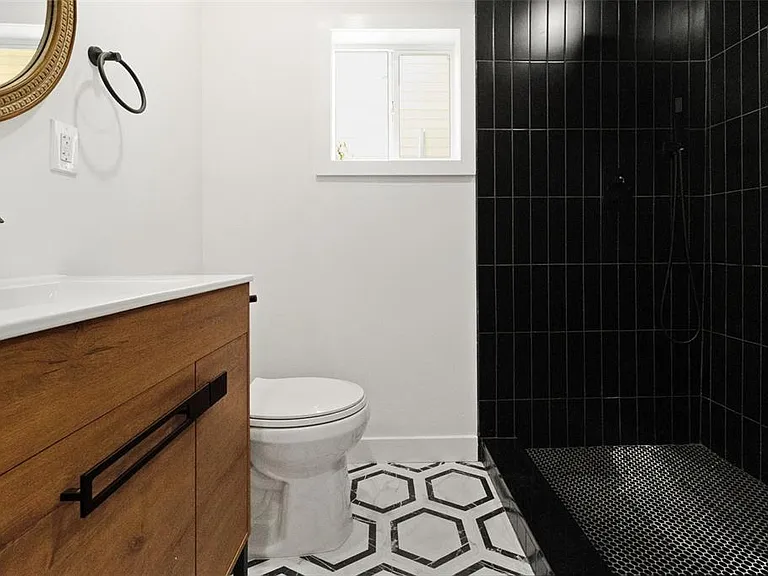 2329 W Beach St — Photo 22